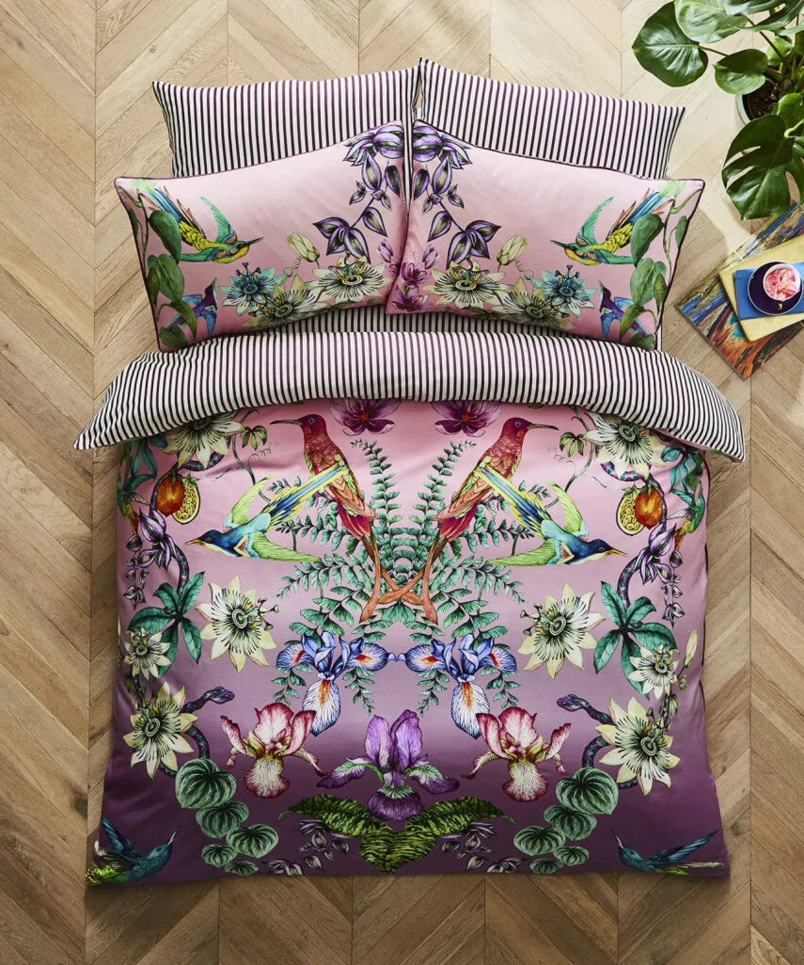 marvellous_mirrored_bird__0.webp Bedroom | Floral Décor | Nature Décor | Bedding | Home | Home | Home | Home Joe Browns Marvellous Mirrored Bird Reversible Bed Set Multi