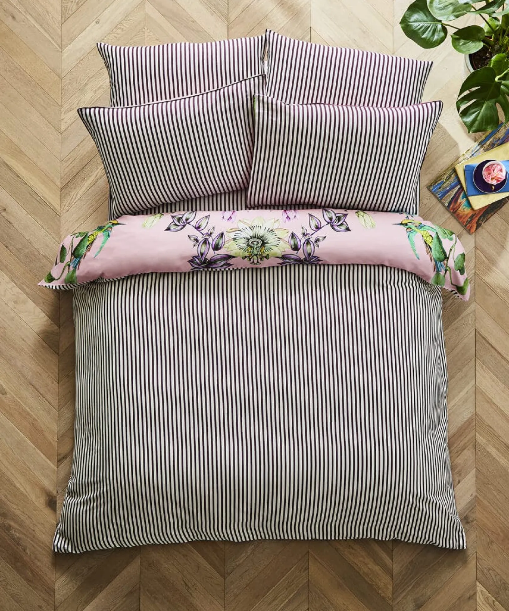 marvellous_mirrored_bird__1.webp Bedroom | Floral Décor | Nature Décor | Bedding | Home | Home | Home | Home Joe Browns Marvellous Mirrored Bird Reversible Bed Set Multi
