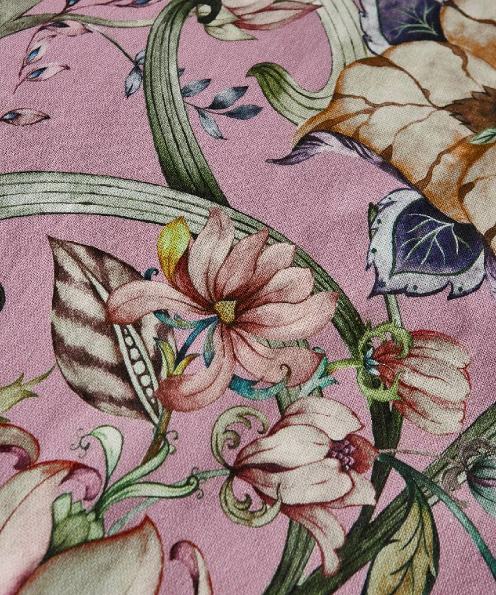 nostalgic_nouveau_table_r_2.webp Nouveau Reflections | Floral Décor | Nature Décor | Kitchen | Home | Home | Home | Home Joe Browns Nostalgic Nouveau Table Runner Grey