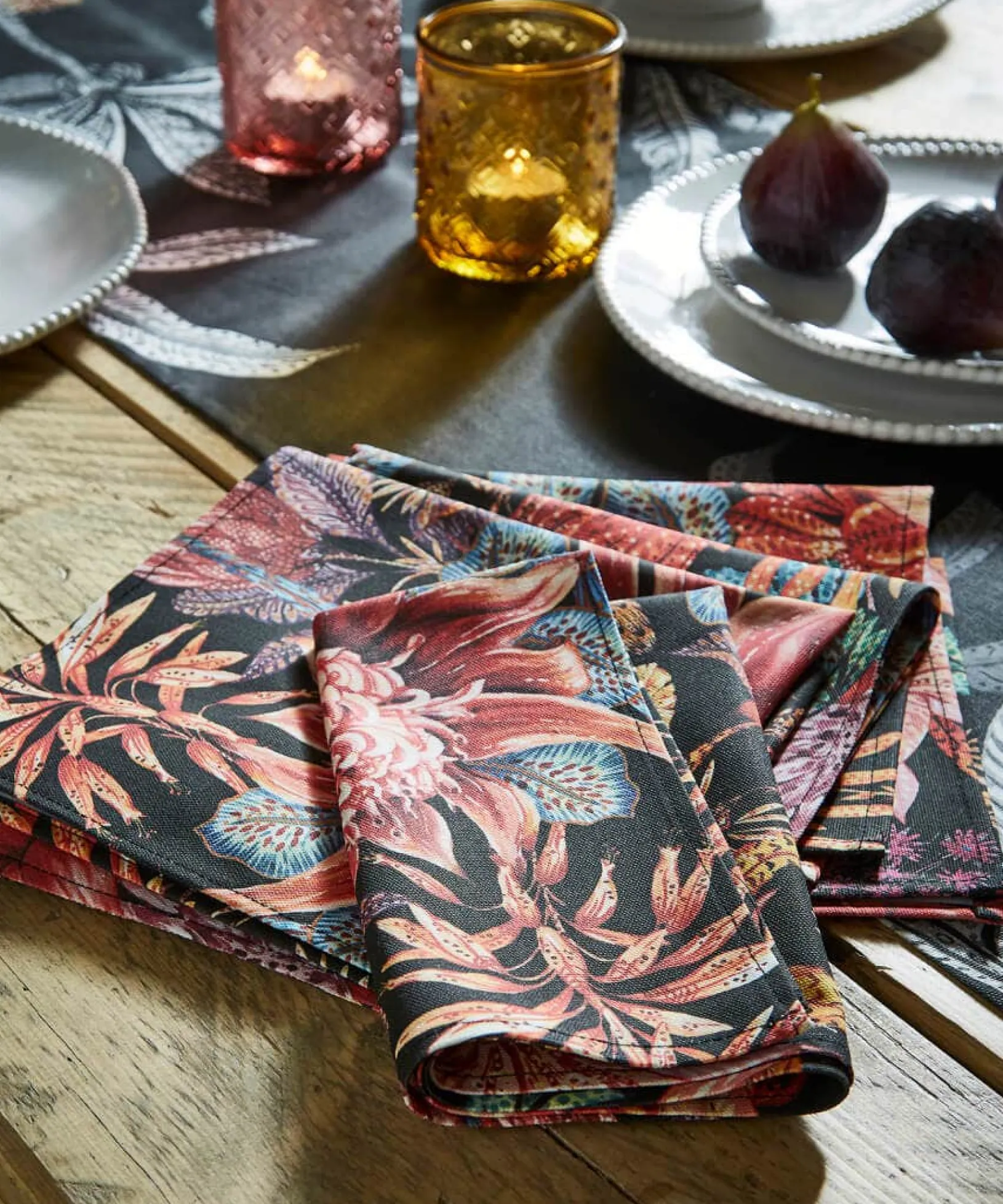 pack_of__fantastically_fl_0.webp Endless Sunsets | Floral Décor | Nature Décor | Kitchen | Home | Home | Home | Home Joe Browns Pack Of 4 Fantastically Floral Cotton Napkins Black