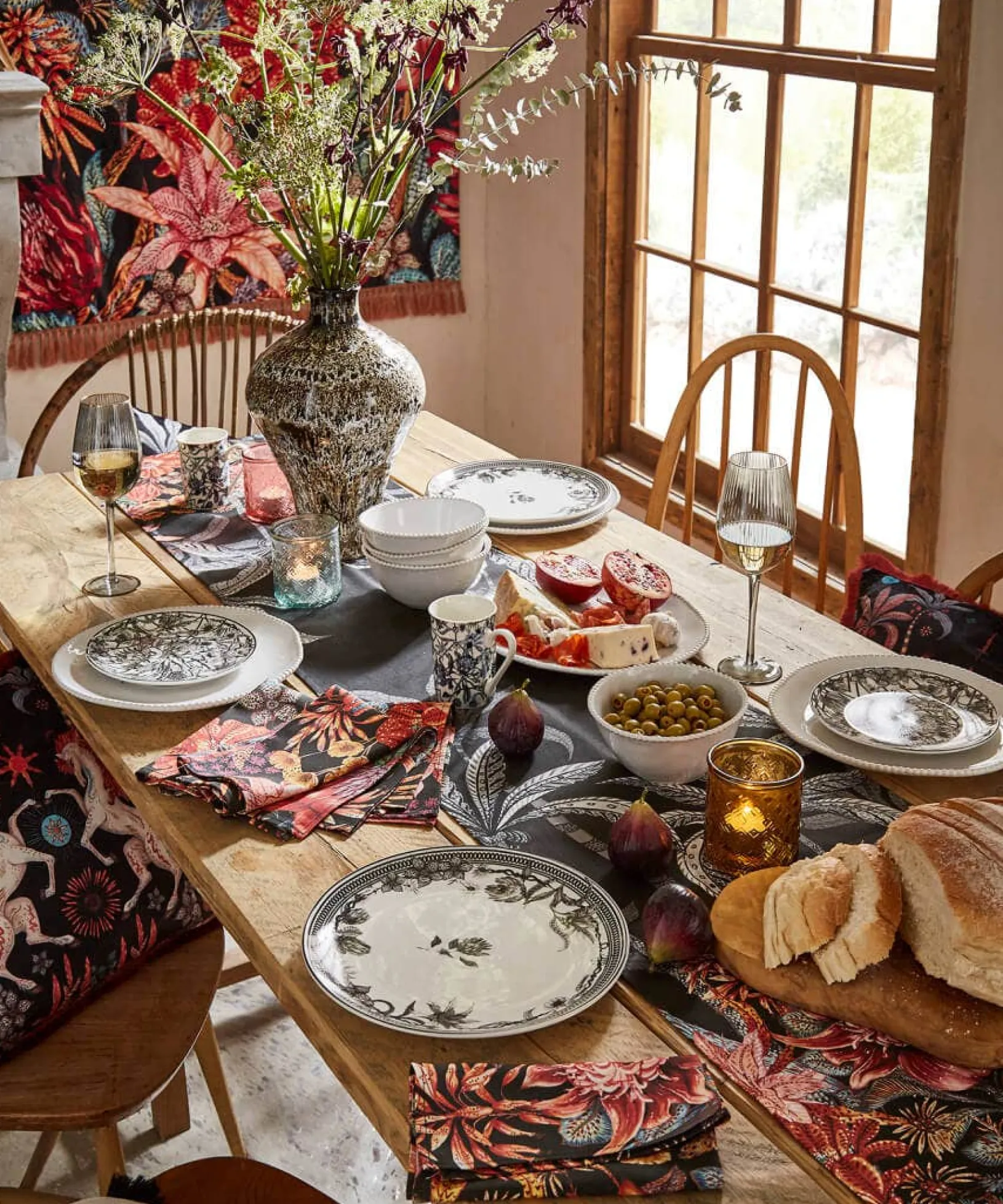pack_of__fantastically_fl_2.webp Endless Sunsets | Floral Décor | Nature Décor | Kitchen | Home | Home | Home | Home Joe Browns Pack Of 4 Fantastically Floral Cotton Napkins Black