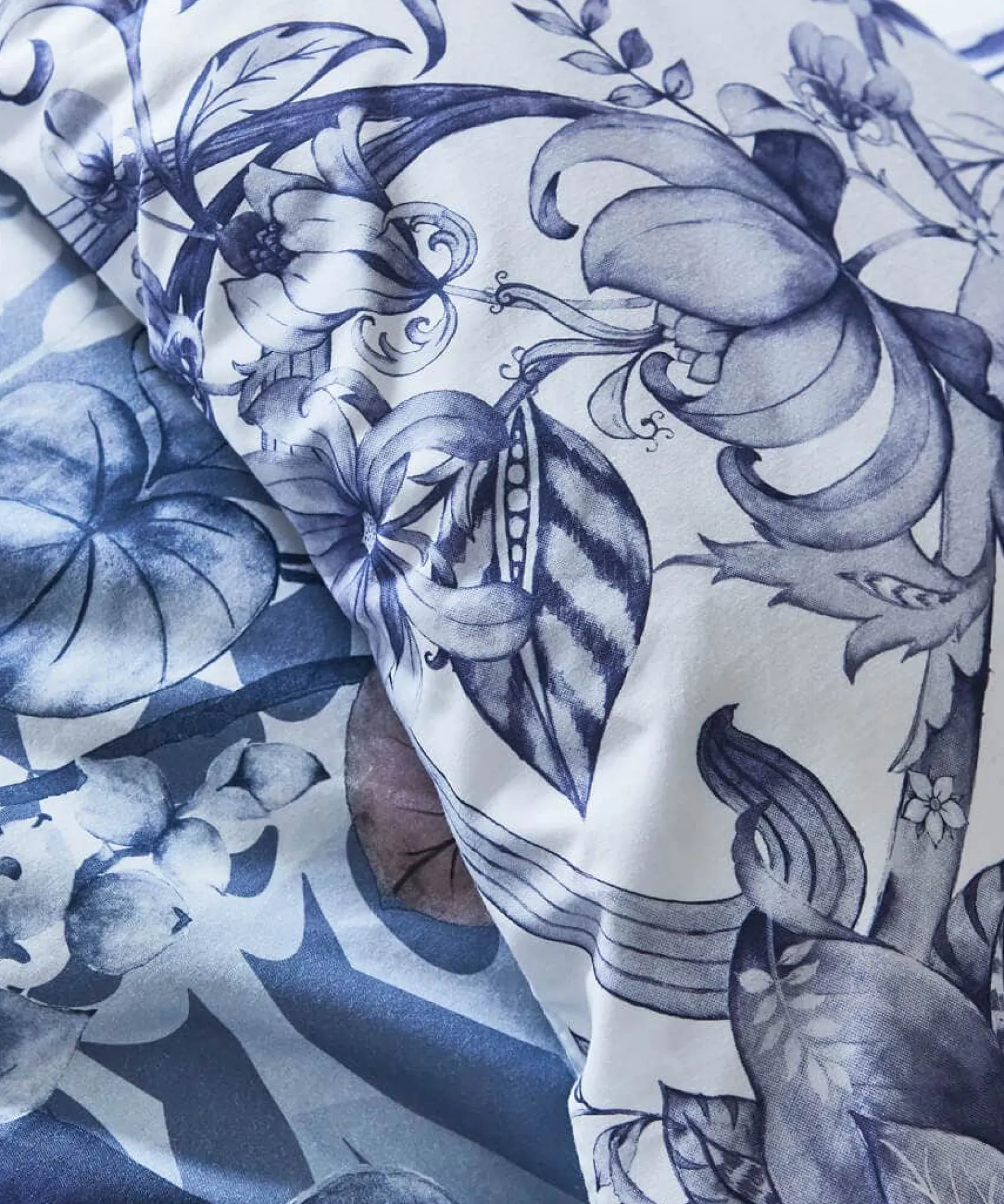 poised_peacocks_reversibl_5.webp Bedroom | Nouveau Reflections | Floral Décor | Nature Décor | Animal Décor | Bedding | Home | Home | Home | Home | Home | Home Joe Browns Poised Peacocks Reversible Bed Set Blue