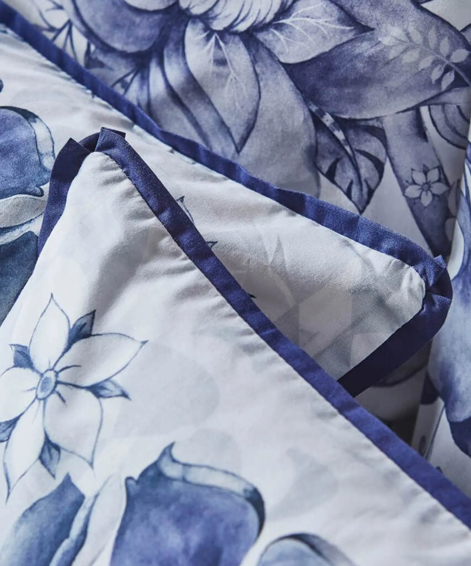poised_peacocks_reversibl_6.webp Bedroom | Nouveau Reflections | Floral Décor | Nature Décor | Animal Décor | Bedding | Home | Home | Home | Home | Home | Home Joe Browns Poised Peacocks Reversible Bed Set Blue