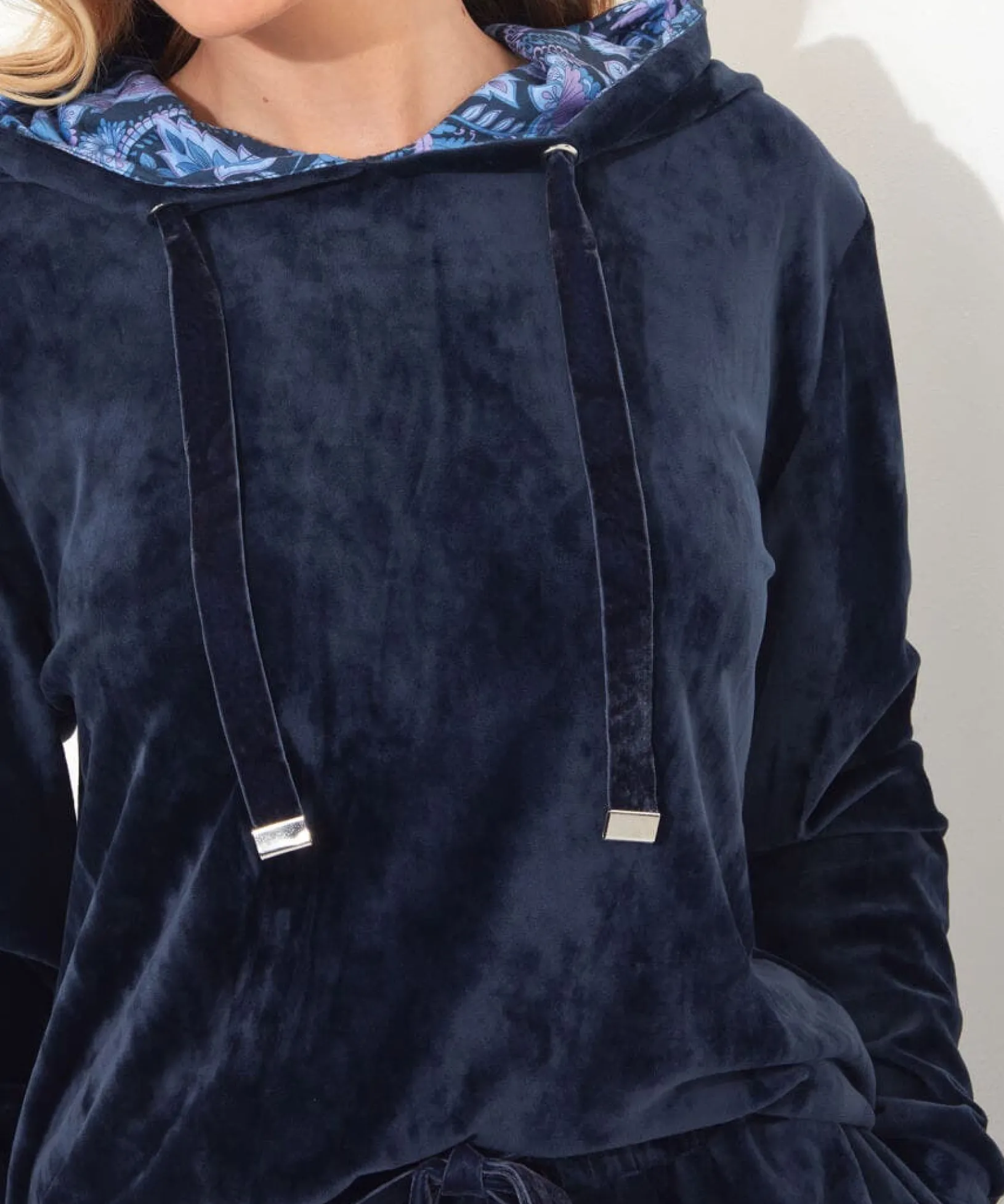 sloe_joes_velour_hoody_5.webp Pyjamas & Loungewear | Gifts | Tops, Tunics & Blouses | Women's | Women's | Women's Joe Browns Sloe Joes Velour Hoody Midnight